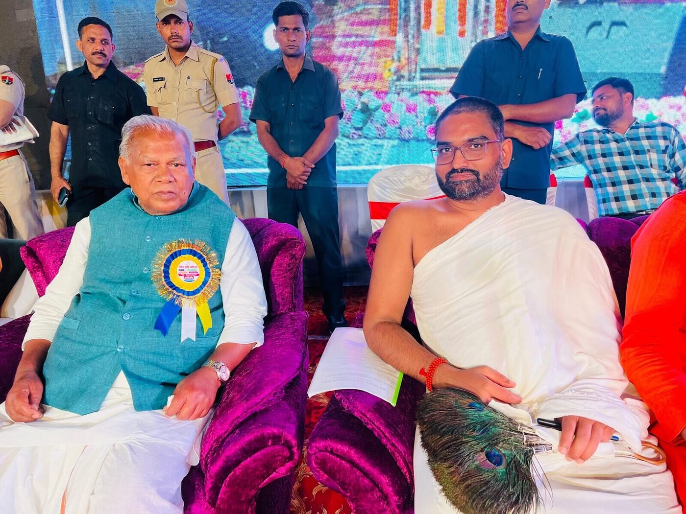 Maharaj Ji on dais with Union Minister Shri Jitan Ram Manjhi