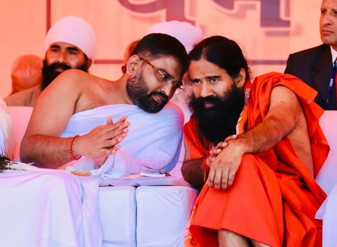 Maharaj Ji and Yogrishi Swami Ramdev seated side by side at national interfaith forum